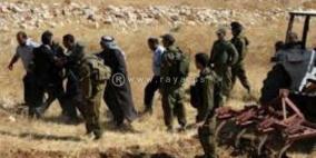 جنين: الاحتلال يحتجز مزارعين ومتطوعين في قطف الزيتون بمعسكر سالم