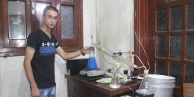 شاب من غزة ينتج البنزين من تفاعلات كيميائية