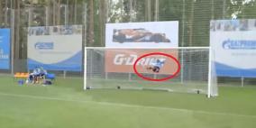 فيديو : صاروخية تخرج حارس المرمى من الشباك