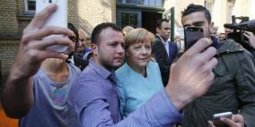 ميركل تتصور سلفي مع اللاجئين السوريين خلال زيارتها لهم