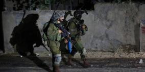القدس: الاحتلال يعتقل 4 مواطنين من حزما بزعم استهدافهم للمستوطنين