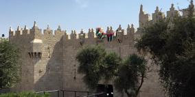 رفع علم فلسطين على اسوار البلدة القديمة