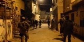 إصابة فتى وتسليم بلاغات خلال اقتحام نابلس