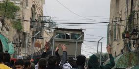 الاحتلال يعتقل 8 من وجهاء الخليل عقب اعتصامهم على مدخل شارع الشهداء