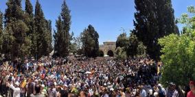 آلاف المواطنين يؤدون الجمعة برحاب الأقصى رغم اجراءات الاحتلال