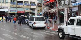 البلدية والشرطة تزيلان البسطات من وسط الخليل