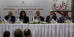 الحمد الله يدين منع إسرائيل دخول منتجات فلسطينية للقدس ويهدد بالتعامل بالمثل