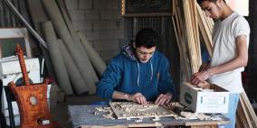 في غزة.. تُحف ونماذج رائعة تُصنع من بقايا الأخشاب التالفة