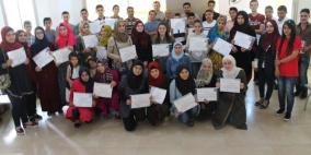 تخريج خمسين طالباً من طلاب دورات اللغة الانجليزية مع اجانب في الخليل