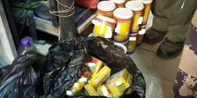 ضبط نصف طن مواد غذائية منتهية الصلاحية ومخالفة 5 تجار في بلدة الرام