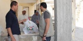 عطاء فلسطين توزع طرود غذائية على قريتي نعلين ومدية