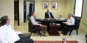 رئيس سلطة  المياه  يبحث احتياجات الزعيم