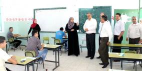 محافظ سلفيت يتفقد عدد من قاعات امتحانات التوجيهي