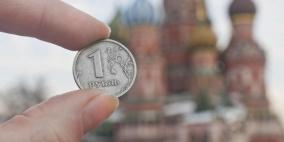 تفاقم أزمة الروبل الروسي و"المركزي" يجتمع على وقع الخسائر