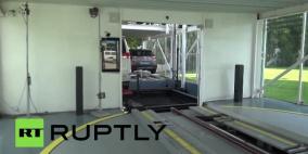 بالفيديو.. روبوت صيني يصفّ السيارات بدقة عالية