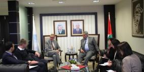 سلطة المياه تبحث مع بعثة بنك الاستثمار مستجدات المساعدات الفنية لمشروع التحلية