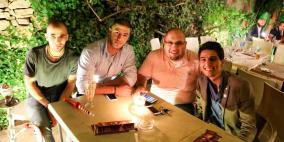 عساف يتناول العشاء في احد مطاعم رام الله ويأخذ صورا مع الحاضرين