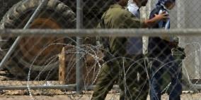 نادي الأسير: الاحتلال يعتدي بالضرب على أسيرين من الخليل