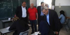 قلقيلية: المحافظ ومديرة التربية يتفقدان قاعات الثانوية العامة في القرى الجنوبية