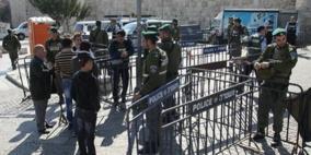 الاحتلال يعتقل والد ووالدة الشهيد عويسات بعد اقتحامه منزلهما في جبل المكبر