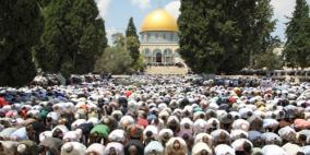 عشرات الآلاف يؤدون صلاة الجمعة الثالثة في الأقصى