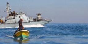 بحرية الاحتلال تعتقل صيادين وتستولي على مركبهم