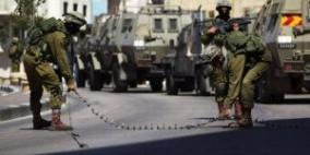 الاحتلال يغلق شارعا ترابيا جنوب الخليل ويداهم بلدة بيت امر
