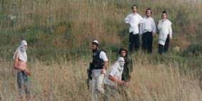 مستوطنون يهاجمون مزارعين قرب جماعين ويحتجزون احدهم