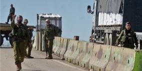 قوات الاحتلال تحتجز حافلتين لأهالي الأسرى على حاجز عناب