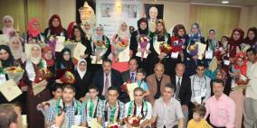 محافظ طولكرم يوزع مكرمة رئاسية على اوائل طلبة الثانوية العامه