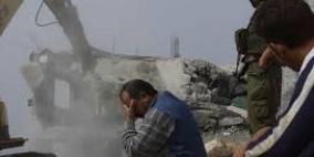 مقدسي يهدم منزله بضغط من بلدية الاحتلال