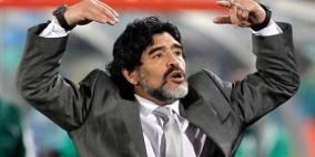 مارادونا يشتبك مع صحفيين بعد عودته لبوينس ايرس