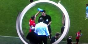 لاعب "يمازح" حكماً بسكب "زجاجة مياه" على رأسه