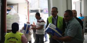 محافظ طولكرم عصام أبو بكر يسلم مكرمة رئاسية لمخيمي طولكرم ونور شمس