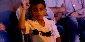 المئات يحتشدون لمتابعة محمد عساف على شاشة عرض في وسط رام الله