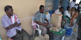 الصوماليون يتداولون الدولار بدل العملة الوطنية