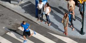 ديفيد بيكهام يركض في الشوارع محاطاً بالنساء