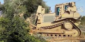 الاحتلال يجرف أراضٍ زراعية ويقتلع 500 شجرة زيتون بالخليل