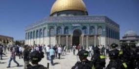 القوات الخاصة والشرطة تقتحم الاقصى وتحاصر المتواجدين بالمسجد القبلي