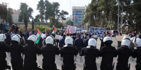 احتجاجات قرب المقاطعة ضد زيارة هيلاري كلينتون