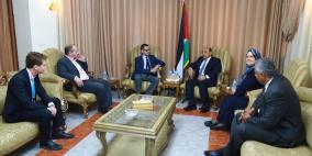 الوزير الحساينة يطالب المجتمع الدولي بالضغط على إسرائيل لإدخال مواد إعادة الإعمار