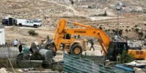 الاحتلال يهدم مسكنا وبركسا جنوب الخليل