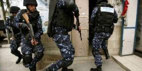 الخليل: شاب يتعرض للطعن داخل مقهى والشرطة تلقي القبض على الفاعل