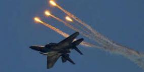 طائرات الاحتلال تستهدف مجموعة مواطنين شمال قطاع غزة