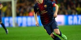 إنييستا يتسلم جائزة القدم الذهبية