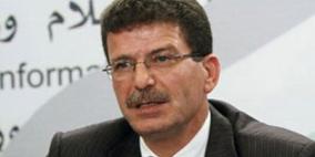 قدورة فارس يقدّم احتجاجه على قرار إغلاق مكتب الصليب الأحمر قلقيلية