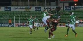 مدافع برازيلي "يحطّم" وجه مهاجم بركلة "وحشية"