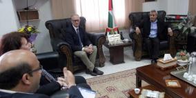 محافظ قلقيلية يلتقي وفدا من الصليب الأحمر ويطالبه بالعدول عن قراراه بإغلاق مكتبه بالمدينة