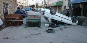 شبان يغلقون الطرق المؤدية الى منزل الشهيد عريبة