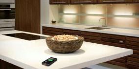 طاولة تشحن هاتفك الذكي من فنجان قهوتك